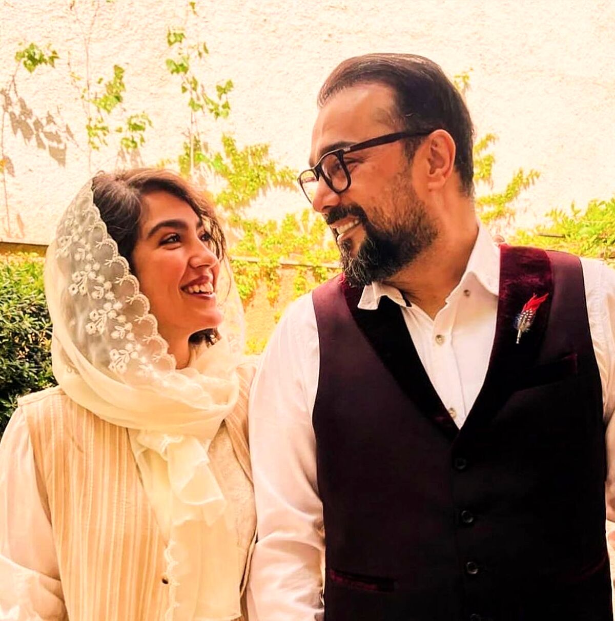 زیباترین لباس‌های تازه عروس سینمای ایران | عکس های لو رفته از مونا کرمی همسر سپند امیرسلیمانی