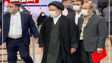 احمدی‌نژاد با خودش درگیر است