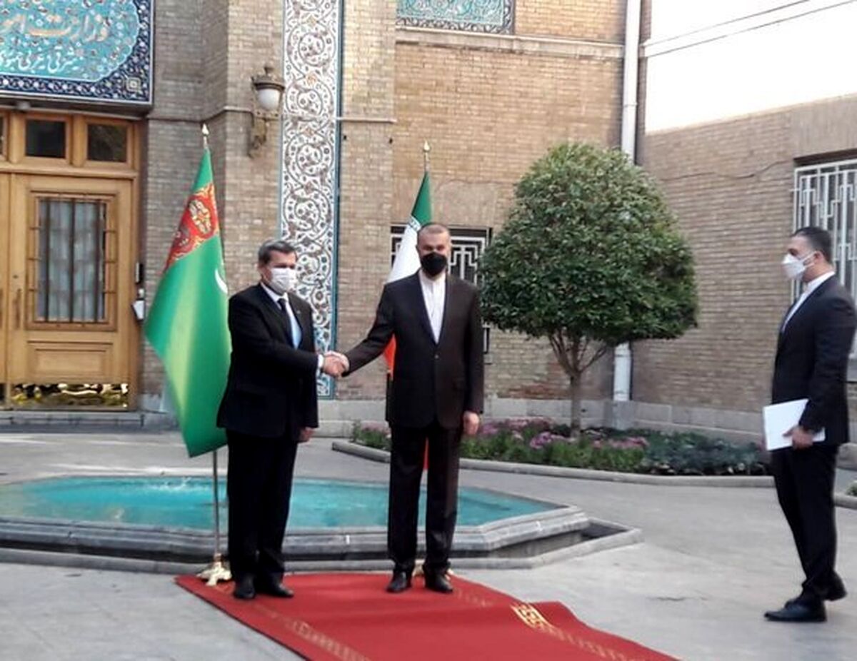 امیرعبداللهیان روی فرش قرمز از همتای ترکمنستانی استقبال کرد