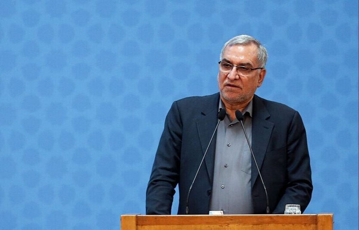 حرکت جالب وزیر بهداشت در خیابان انقلاب تهران + فیلم