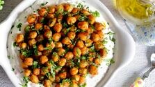 این سالاد خوشمزه بادمجان کبابی با ماست و نخود را از دست ندهید + مواد لازم