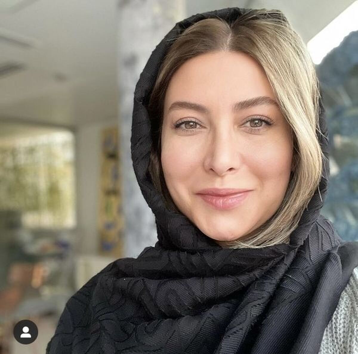 قیافه پوکر فریبا نادری در آسانسور | عکس فریبا نادری