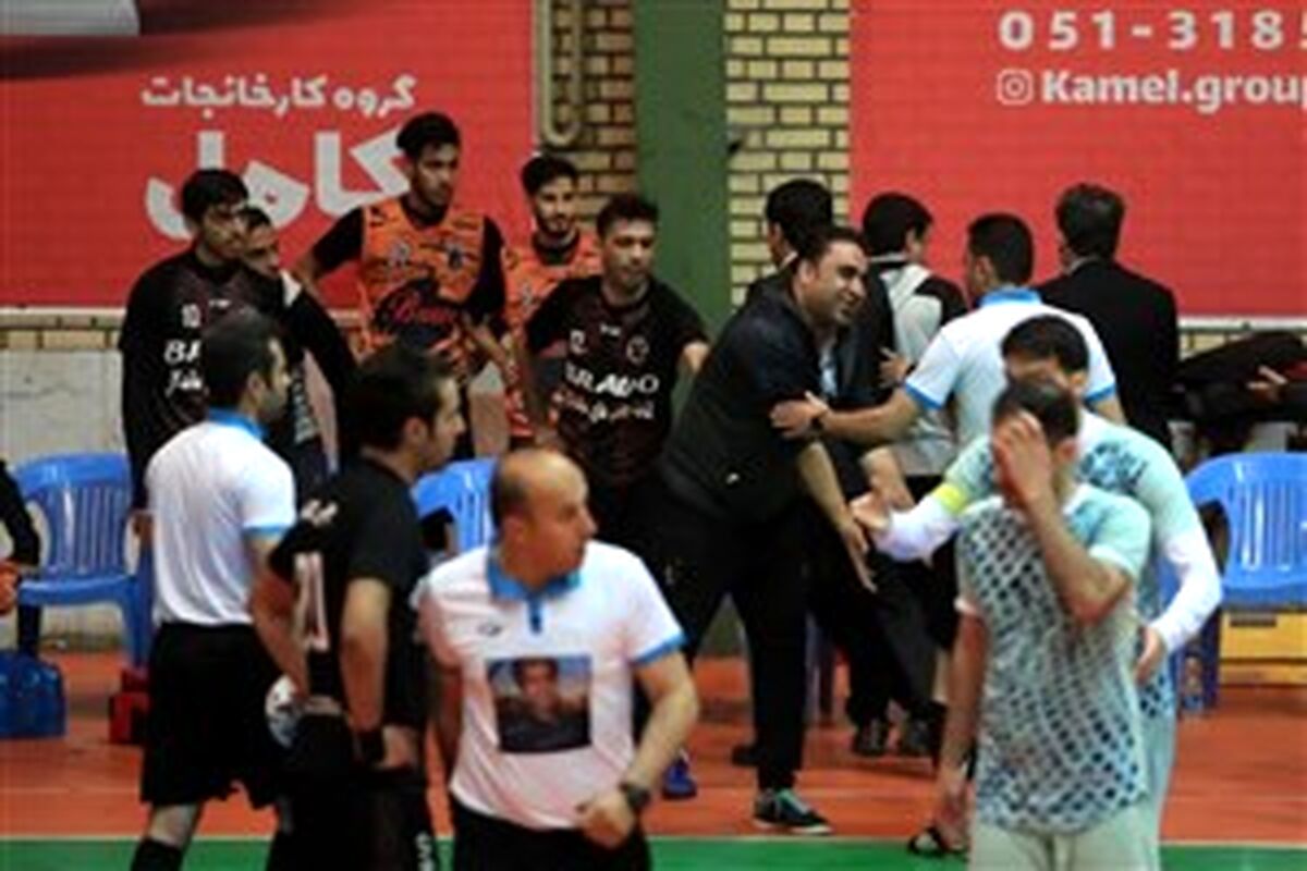 جنجال داوری، بازی فوتسال را نیمه تمام گذاشت(عکس)