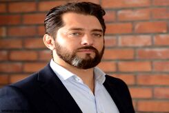 عکس دونفره بهرام رادان در کنار مادرش
