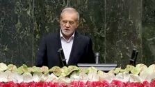 لحظه در آغوش کشیدن پزشکیان توسط مهمانان در پایان مراسم تحلیف + فیلم