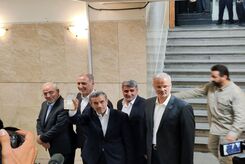 تصاویر فیگورهای احمدی نژاد مقابل خبرنگاران خارجی در ستاد انتخابات