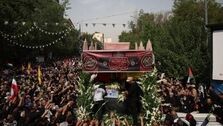 تصاویری از تبرک مردم از تابوت اسماعیل هنیه