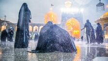 تصاویر مردم در حرم رضوی هنگام بارش سیل آسای مشهد