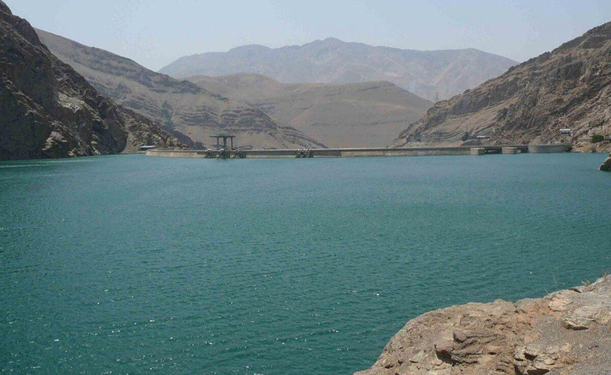 عکس:یک خودروی پیکان غرق شده در اعماق سد کرج