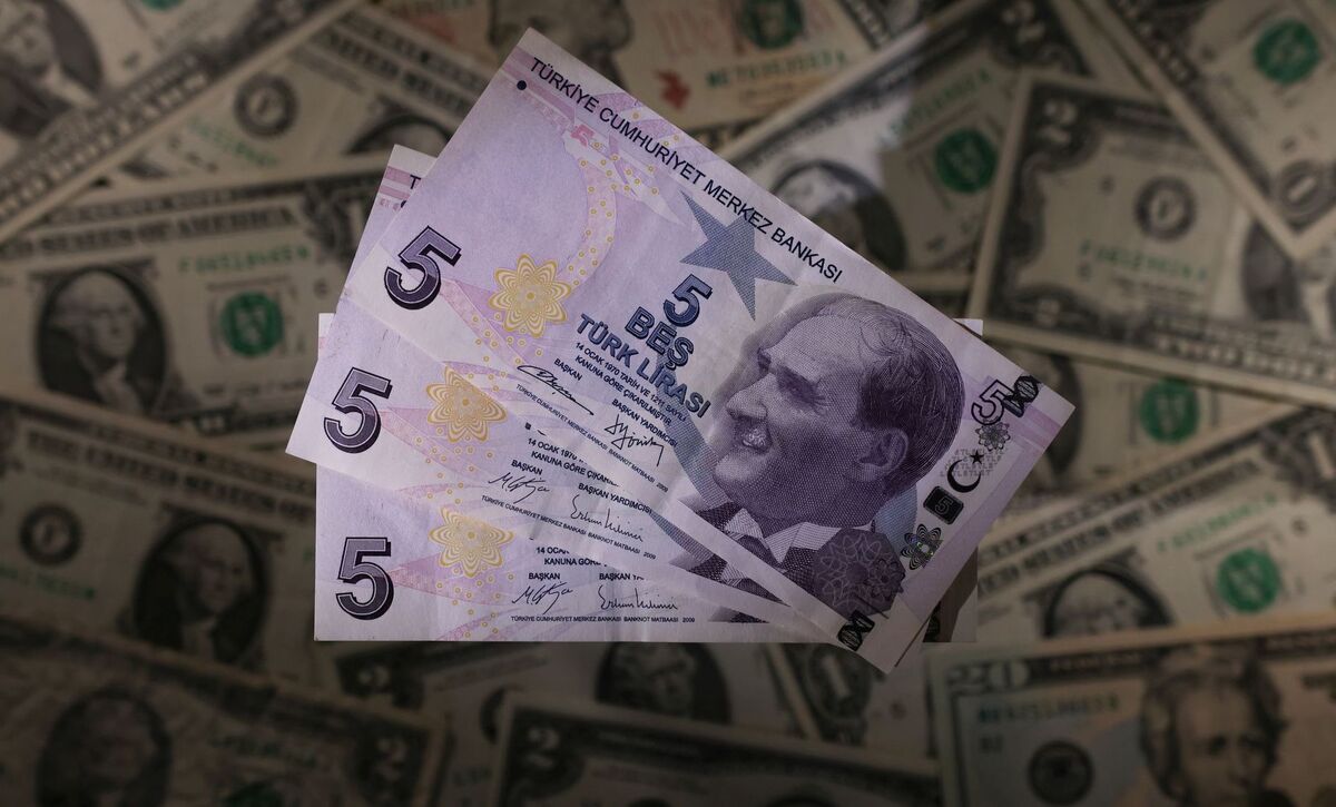 قیمت لیر در سراشیبی سقوط / لیر در مقابل دلار به زانو افتاد