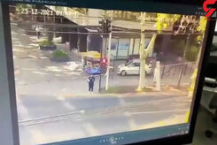 فیلم لحظه تصادف هولناک خودرو با زن ایستاده در خیابان / همه شوکه شدند