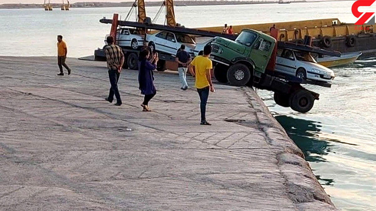 عکس عجیب از حادثه در اسکله بندرپل/ معلق شدن تریلی حامل بار خودرو