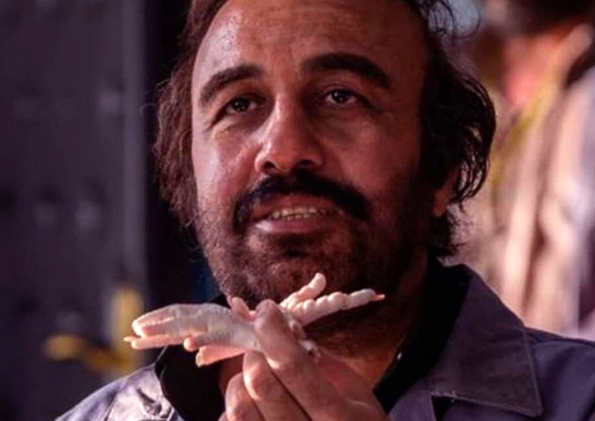 عکس جنجالی رضا عطاران با پوشش تمام سیاه و سیگار+عکس