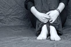دست درازی وحشتناک زنان بی‌پناه در کارگاه تولیدی؛ راز فیلم های سیاه در حمام 