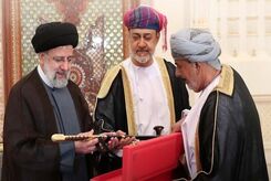 دست‌ دادن سلطان عمان با یک خانم در تهران خبرساز شد + عکس
