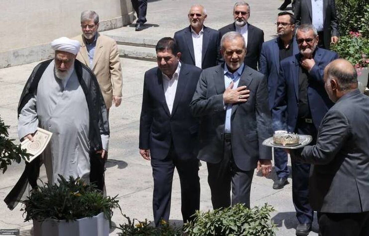 لحظه ورود پزشکیان به دفترش با استخاره از قرآن کریم + فیلم