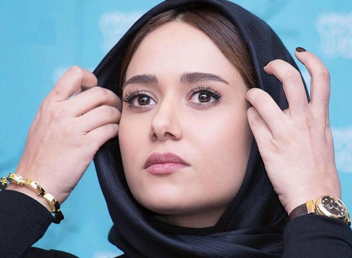 عکسی از پریناز ایزدیار با حلقه در دست