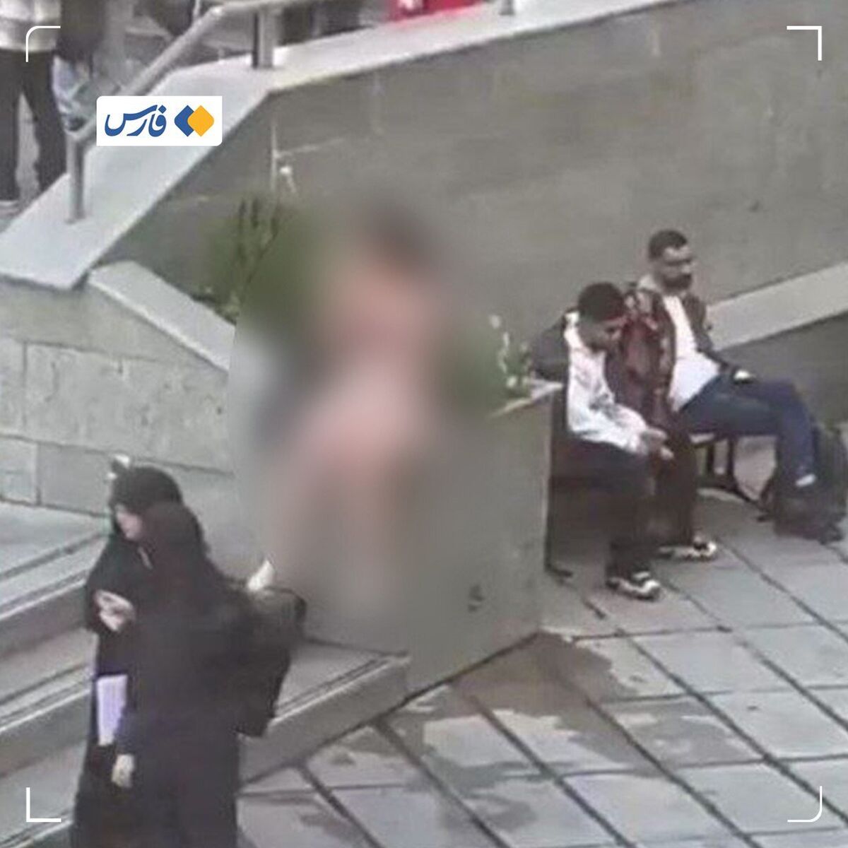 عکس جنجالی یک دانشجو مقابل دانشگاه+فیلم