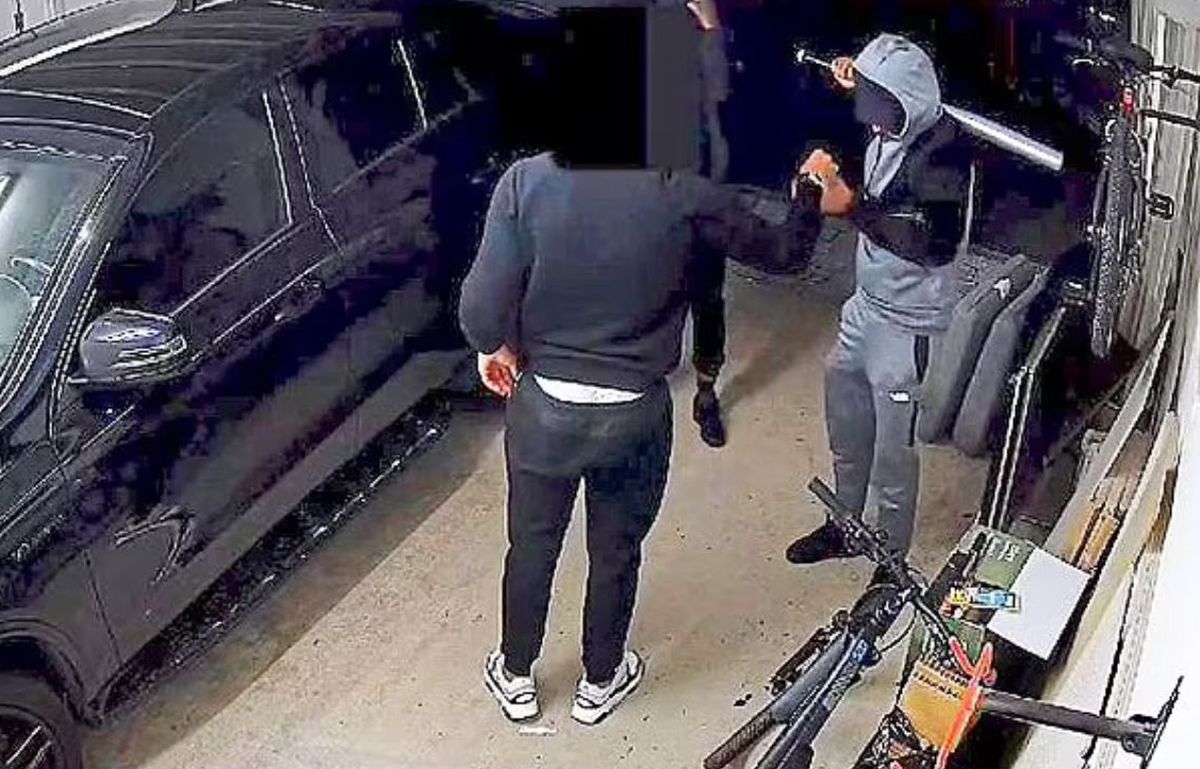 با چوب بیسبال به جان مدافع آرسنال افتادند! (عکس)