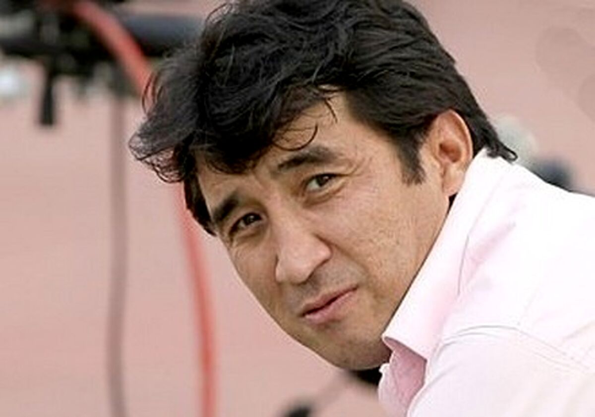تصویر رانندگی خداداد عزیزی با یک ماشین عجیب در تهران