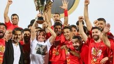 لحظه‌ بالا بردن جام قهرمانی توسط پرسپولیسی‌ها