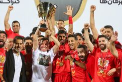 لحظه‌ بالا بردن جام قهرمانی توسط پرسپولیسی‌ها