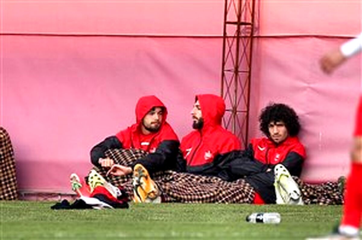 توریستهای ساکن اوین با کیت پرسپولیس (عکس
 