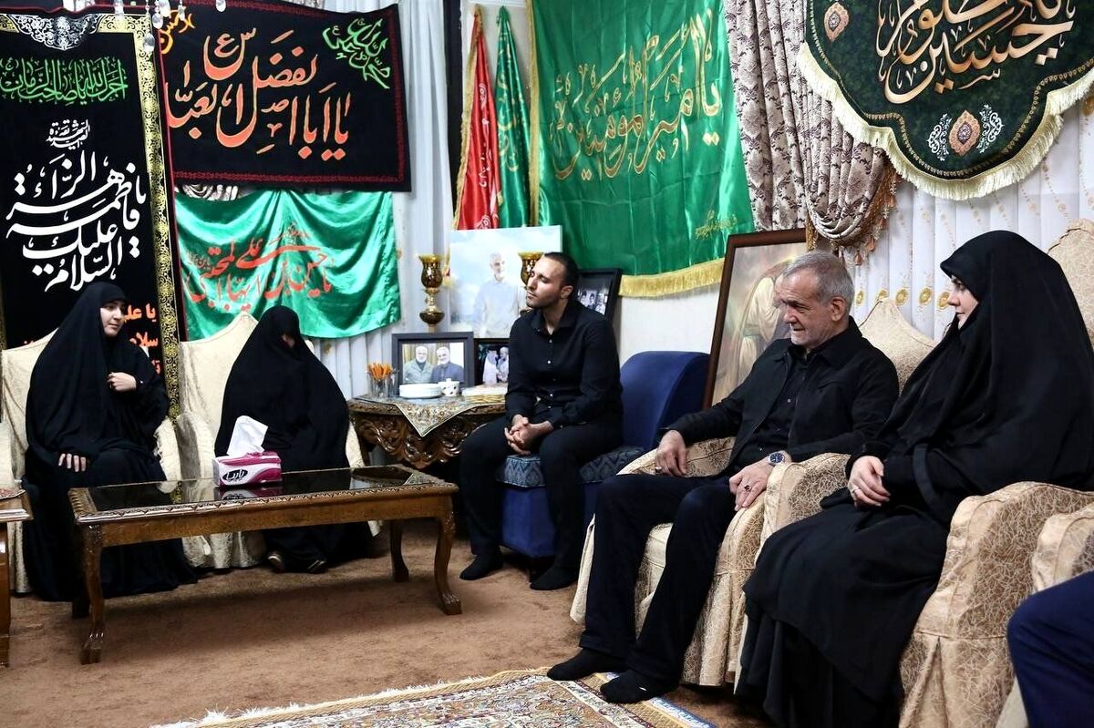 تصاویر پزشکیان و دخترش در خانه شهید سلیمانی + عکس هدیه ای که گرفت