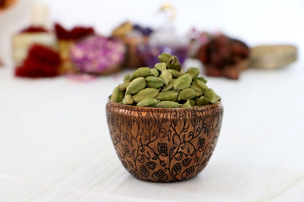 طرز تهیه دمنوش هل | همه چیز درباره خواص دمنوش هل