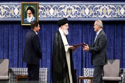 حاشیه‌های مراسم تنفیذ پزشکیان را ببینید