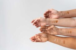با بهترین کرم پودرها، آرایشی بی‌نقص و ماندگار را تجربه کنید 
