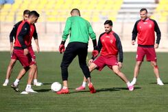 لک در بین مدافعان محاصره شد!(عکس)