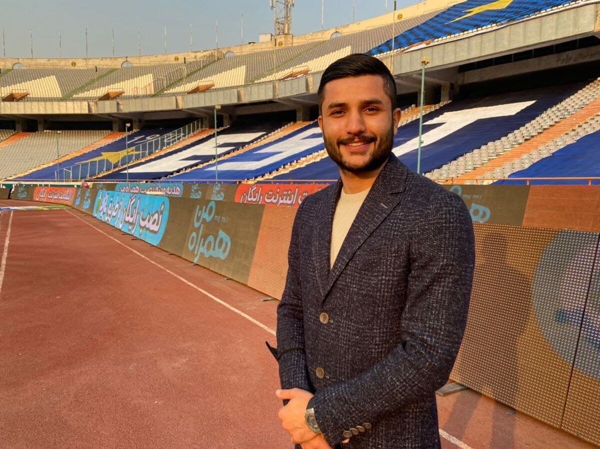 مدافع استقلال با کت و شلوار در کنار زمین!(عکس)