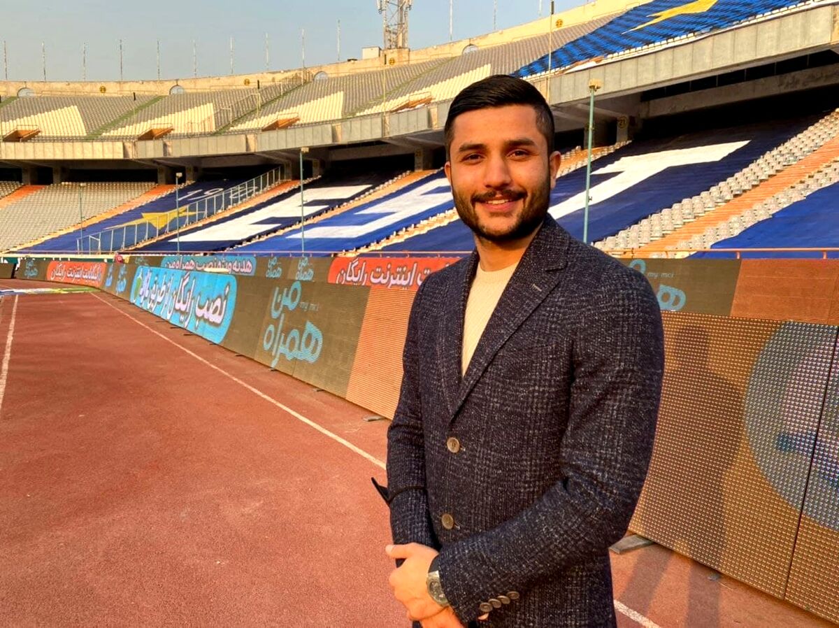 مدافع استقلال با کت و شلوار در کنار زمین!(عکس)