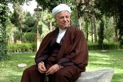 هاشمی رفسنجانی با لباسی عجیب در ژاپن / هاشمی و باهنر در خیابان های ژاپن