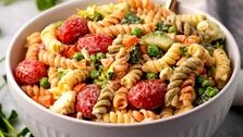 طرز تهیه سالاد ماکارونی وگان با سس مخصوص؛ ساده و خوشمزه