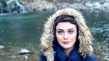 دلتنگی مارال فرجاد برای مادرش/مارال فرجاد بر سر مزار مادرش