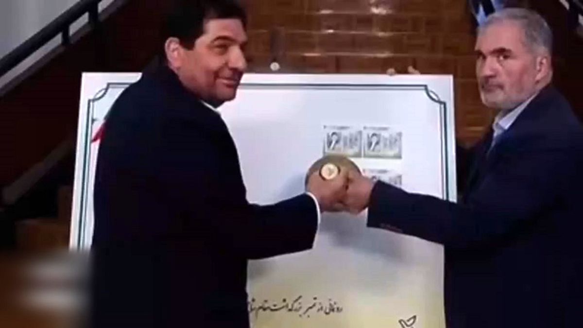 لحظه رونمایی از تمبر بزرگداشت شهید رئیسی و شهدای خدمت