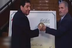 لحظه رونمایی از تمبر بزرگداشت شهید رئیسی و شهدای خدمت
